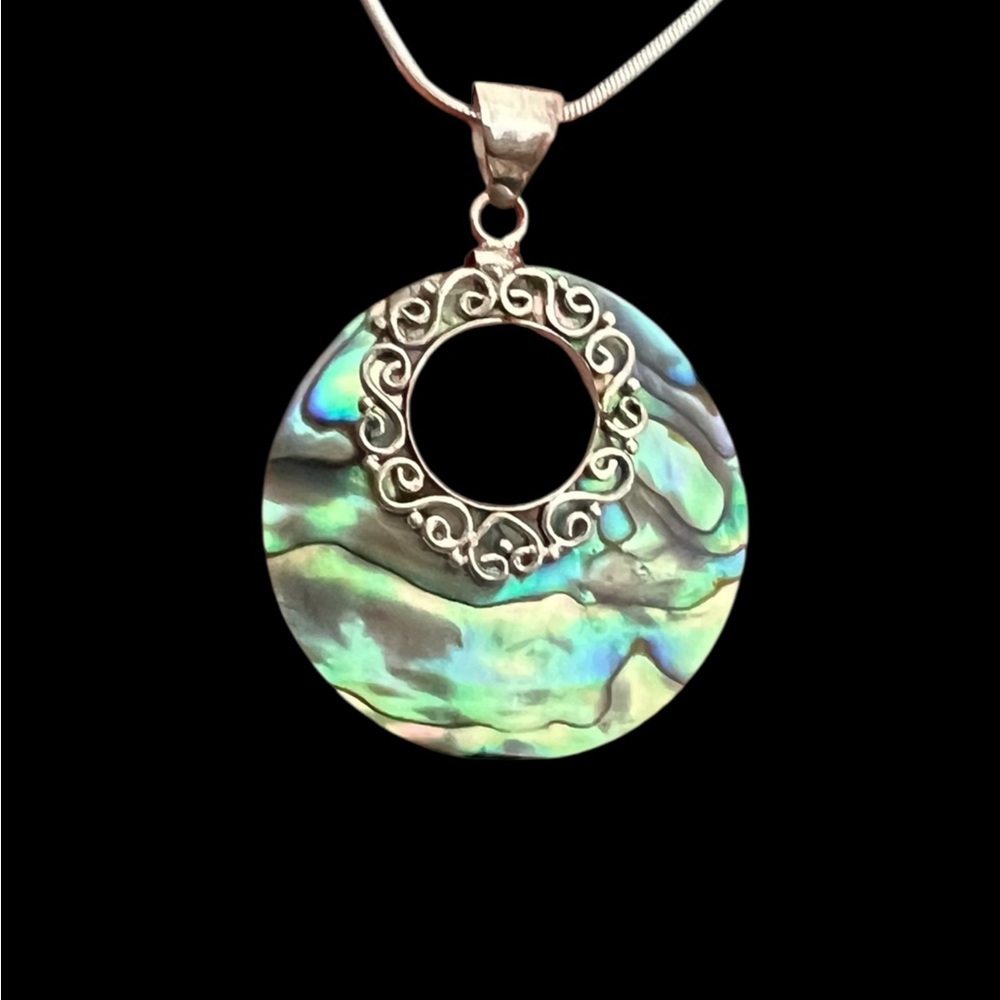 Round Abalone Shell Pendant Necklace in silver plated